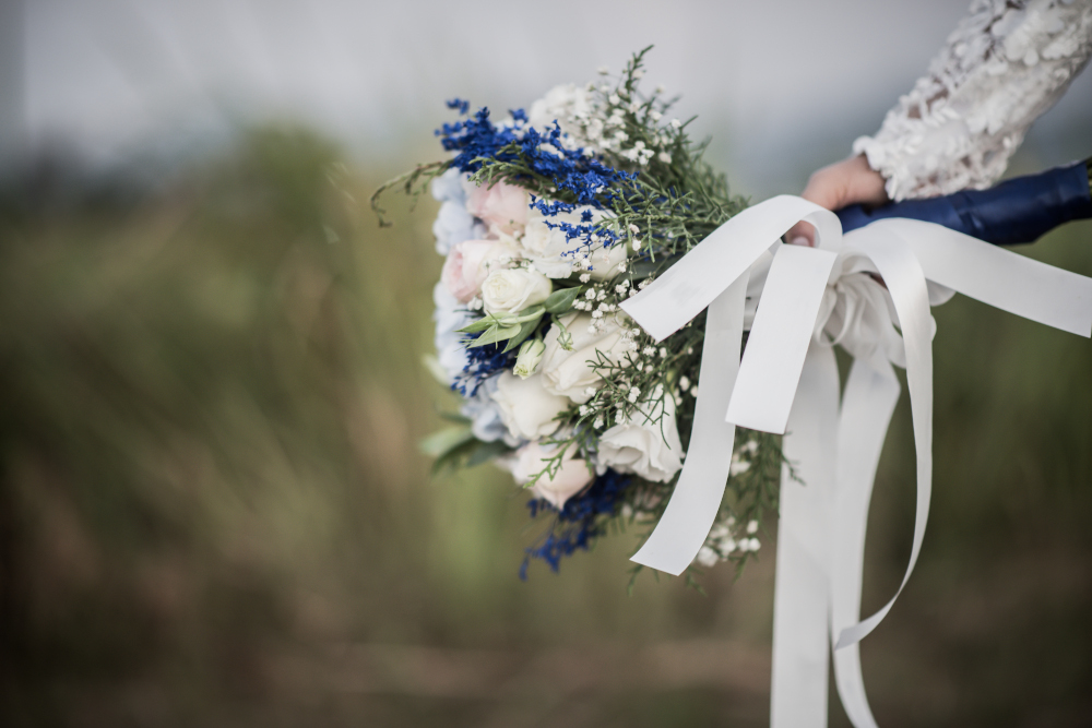 bride-hand-holding-flower-wedding-day